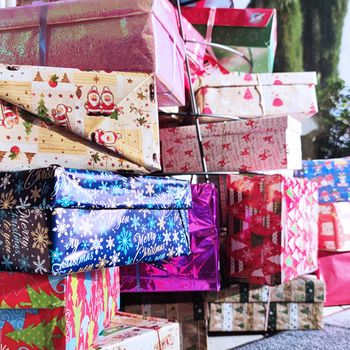 Fischer takes part in the initiative "Christmas in a Shoe Box"
